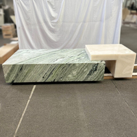 Ensemble de tables basses gigognes en quartzite Green Galaxy et onyx blanc, table centrale géométrique en pierre naturelle