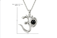 Colliers de projection personnalisés en cuivre plaqué or avec zircon 2026 Pendentif commémoratif personnalisé avec symbole OM pour unisexe