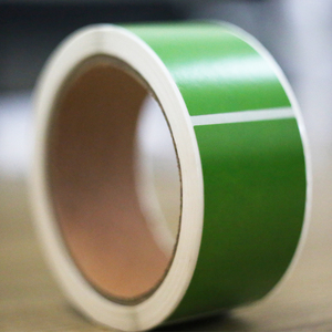Rollos de Etiquetas Autoadhesivas Verdes en Blanco para Identificación - Product Image 1