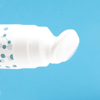 Tube en plastique cosmétique blanc souple avec brosse en silicone pour mousse nettoyante visage