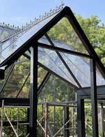 Véranda en acier sur mesure, cadre durable en acier laminé à chaud, rupture de pont thermique, isolée, étanche, double vitrage, design triangulaire français, villa