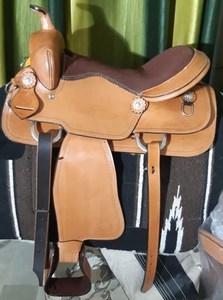 Selle de cheval en cuir repoussé style western simple – Selle de cowboy embossée avec accents turquoise et étriers - Product Image 2