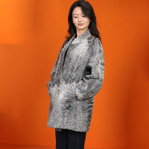 Cappotto <span class=keywords><strong>di</strong></span> <span class=keywords><strong>pelliccia</strong></span> <span class=keywords><strong>persiano</strong></span> Slim Swakara-Astrakan da donna Broadtail in pelle <span class=keywords><strong>di</strong></span> agnello Karakul <span class=keywords><strong>grigio</strong></span> naturale - Product Image 2