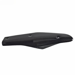 Protector de calor para escape de fibra de carbono seca 3K para KTM 1290 Super Duke R 2020+ - Product Image 6