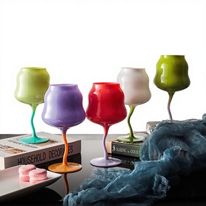 Bicchiere in Vetro a Forma di Macaron, Calice in Cristallo Colorato, Bicchiere da Vino Rosso Stile Retrò Dioniso, Minimalismo Moderno Mid-Century - Product Image 1