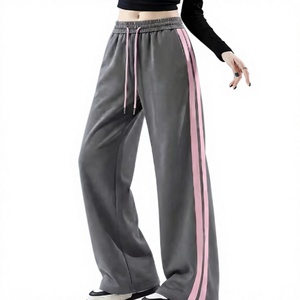 Pantalon de survêtement gris à jambes larges Hardhoodi Interation avec bandes latérales roses, taille élastique, style sportif, pour toutes les saisons - Product Image 1