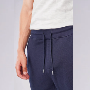 Jogging pour homme de style simple, conçu pour un usage quotidien, offrant une coupe décontractée, une sensation douce et un confort optimal. - Product Image 4