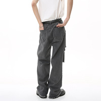 Jean en denim vert pour homme avec améthyste et détails vert sauge, coupe slim, pantalon orné de cristaux, vente en gros