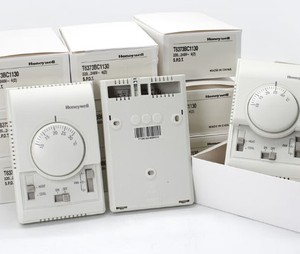 T6373BC1130 Fan Coil <b>Thermostat</b> 2-Pipe SPDT On/Off <b>Control</b> 230V - Product Image 3