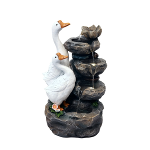 Fuente de Agua Rústica con Gansos y Rocas Apiladas, con Loto de Resina, para Interiores y Exteriores, con Luces LED - Product Image 1