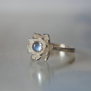 Anello floreale minimalista da donna con design scintillante intarsiato, elegante gioiello alla moda per tutti i giorni - Product Image 2