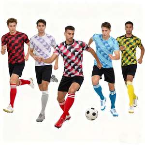 Tenue de football en gros 100% polyester, uniforme de football pour hommes, nouveau design 2025, ensemble d'uniformes de football personnalisés en maille à séchage rapide - Product Image 2
