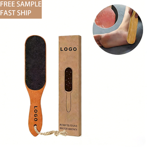 Lima de pedicura de piedra pómez con logotipo personalizado y mango de madera para eliminación de callos y piel muerta, y lima corporal para pies. - Product Image 1