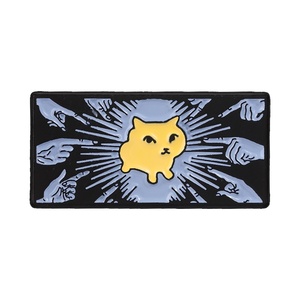 Pin de esmalte de gato amarillo lindo rodeado por dedos apuntando, broche de gato con gesto humorístico de acusación, insignia para bolso, regalo de joyería para amigos - Product Image 1