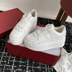 Baskets plateforme à lacets avec détails cloutés décoratifs pour femme, style urbain et tenue décontractée pour le week-end Valen - Product Image 1