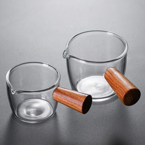 Messbecher mit Doppel-Ausgießer Espresso Likör Gläser Klare Runde Becher mit Holzgriff für Milch Kaffee Tee - Product Image 3