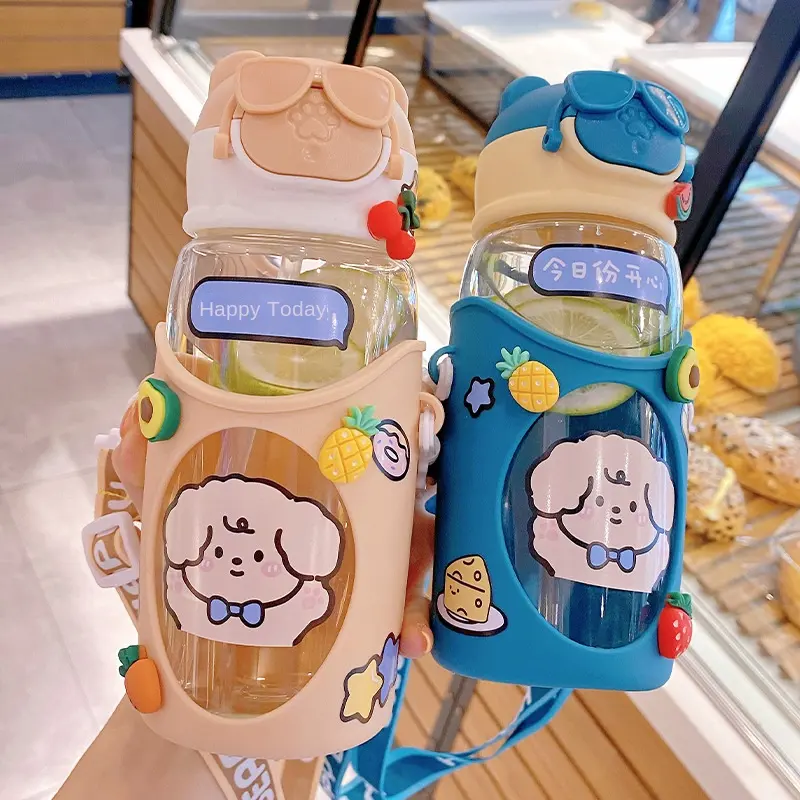 新しい子供子供ストローかわいい漫画メガネプラスチックウォーターカップ卸売子供ポータブルプラスチックウォーターボトルストラップ付き