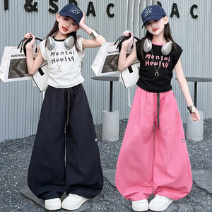 Ensemble 2 pièces cool pour adolescentes : T-shirt gris et noir à imprimé lettres + pantalon baggy noir et rose – Collection été 2026 - Product Image 1
