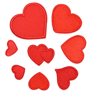 Applicazione Ricamata a Forma di <span class=keywords><strong>Cuore</strong></span> in Ciniglia, Termoadesiva ed Ecologica, <span class=keywords><strong>con</strong></span> Paillettes Rosse per Magliette e Cappelli - Product Image 1