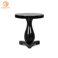 Table d'appoint ronde noire de luxe avec base en piédestal brillant et pieds croisés, élégante table d'appoint pour hôtel, villa, projet, mobilier de salon