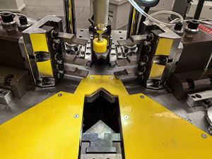 Harga pabrik tugas berat aluminium profil pintu jendela sudut mesin <span class=keywords><strong>Crimping</strong></span> sepenuhnya otomatis dengan Inti bantalan Motor Komponen - Product Image 6