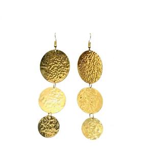 Boucles d'oreilles pendantes en or |   Boucles d'oreilles en forme de pièce de monnaie martelée |   Statement Dangle - Product Image 3