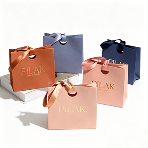 Bolsas de papel grueso reciclables para compras con logo estampado en caliente dorado y asas de cinta de satén para regalos del Día de la Madre y regalos de San Valentín - Product Image 1