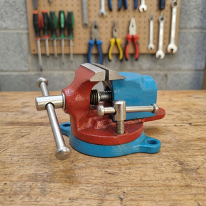 Étau de table robuste avec base pivotante à 360 degrés pour le travail des métaux, l'atelier de bijouterie et le serrage DIY | GS1642A - Product Image 3