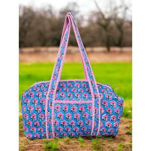 Bolsa de Lona Acolchada de Algodón Hecha a Mano, Interior Espacioso y Ligero, Diseño Duradero con Elegante Estampado en Bloques, Perfecta para el Fin de Semana - Product Image 3