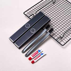 Kit da Viaggio Dentali per Hotel Personalizzabili in Nero Opaco Premium - Product Image 1