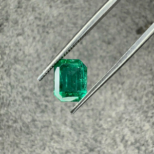 พลอยมรกตธรรมชาติจากเหมืองแซมเบีย รับรองโดย GIA น้ำหนัก 1.86 กะรัต รูปทรงแปดเหลี่ยมเจียระไนแบบ Step Cut สีเขียวสดใส สำหรับเครื่องประดับหรูหราสั่งทำพิเศษ - Product Image 1