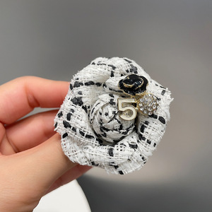 Broche Pequeno de Plástico Estilo Camélia Xiaoxiang com Pérolas Artesanais para Mulheres, Ideal para Camisas e Suéteres - Product Image 6
