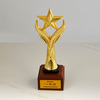 Nouvelle étoile en métal doré design avec base en bois noir trophée