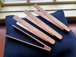 Pinces en bois pour la cuisine, le service et la manipulation des aliments, fabriquées en bois naturel lisse et durable pour la maison - Product Image 3