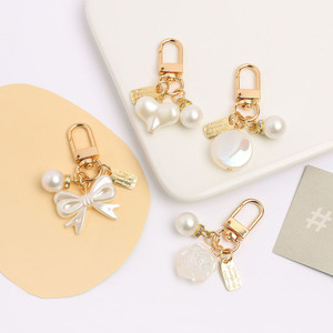 Lindo Llavero con Colgante de Resina Dorada, Blanca, con Perlas, Lazo, Corazón y Flor, para Estuche de Auriculares, Bolsa, Accesorios, Llavero de Coche, Regalos para Niñas - Product Image 2