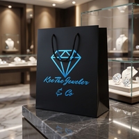Maßgefertigte Luxus-Geschenktüten aus Recycling-Karton mit Handgriffen und Offsetdruck-Logo für Schmuck