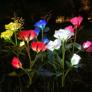 Lampe LED solaire à 3 têtes en forme de <span class=keywords><strong>rose</strong></span> grimpante avec piquet de sol pour la décoration de jardin/cour ME3018 - Product Image 1