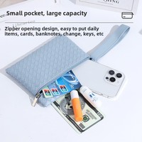 Pochette populaire pour femme en cuir PU à texture tissée, avec fermeture éclair, pour maquillage et mini porte-monnaie, idéale pour les voyages quotidiens