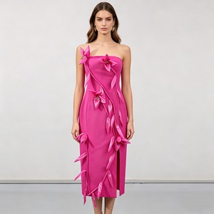 Robe formelle ajustée pour femme avec logo personnalisé, appliques florales printanières et fentes latérales - Product Image 1