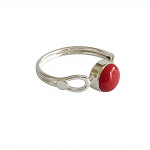 Bague en argent sterling 925 avec pierre précieuse corail, sertissage clos, design minimaliste, unisexe, à porter au quotidien - Product Image 1