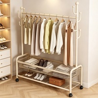Porte-vêtements autoportant en métal léger de style minimaliste avec étagères de présentation pour la maison, la boutique et l'organisation
