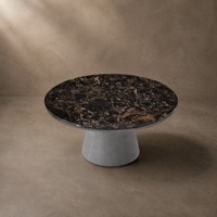 Table basse moderne en marbre artificiel avec base sculpturale finition ciment, personnalisable pour hôtels et espaces de vie