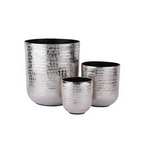 Ensemble de trois jardinières en aluminium couleur argent pour la décoration de la maison et du jardin. - Product Image 1