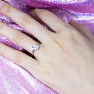 Anello Minimalista con Zircone Solitario per Donne, Elegante Gioiello da Dito per Proposta e Fidanzamento - Product Image 2