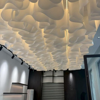 Décoration suspendue de plafond en papier blanc ondulé texturé de luxe pour événements de mariage, restaurants, hôtels et intérieurs commerciaux