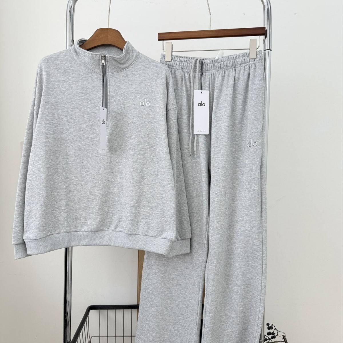 Ensemble de survêtement gris avec demi-zip.