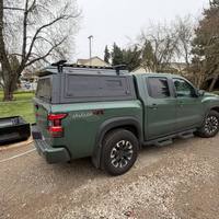 Prix d'usine pour la couverture de benne en alliage d'aluminium pour pick-up Nissan Frontier PRO-4X avec panneaux Molle et rails de toit, design 2026