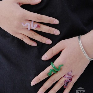 Anillos de vidrio con forma de serpiente, colgantes, adornos de vidrio, regalo de Año Nuevo, collar de vidrio Zibo, regalo de puesto. - Product Image 1