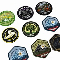 Vente en gros de patchs et badges en velcro personnalisés en PVC souple 3D en relief. Idéal pour la promotion de la marque sur les chapeaux et les uniformes.