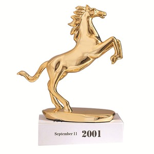 Vente en gros de figurine de <span class=keywords><strong>cheval</strong></span> en résine galvanisée finition métallisée-Sculpture de décoration de table de salon et de bureau moderne et tendance - Product Image 1
